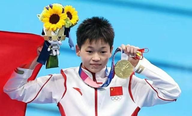 误入异时空遭怪兽围剿 烧脑更惊心该片讲述了五位素不相识的年轻人，意外进入了怪兽横行的时空，在这个异世界能量矩阵的结界中，他们五个人似乎进入了一场无限循环的生死杀戮游戏，当眼前不断出现自己的尸体，当密林中的未知生物逐渐露出真面目，他们该如何打破这令人绝望的循环？影片区别于一般的怪兽类电影，在讲述人心恐惧的同时构建了一个宏大的背景世界，古老部落传说与反复出现的“平行时空”、“量子力学”等科学理论，在形成古、今反差感的同时，也增强悬疑惊悚感，给予观众全新概念